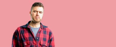 Şüphe ifade, şaşırtmak ve kavramı, belirsiz gelecek merak ediyorum genç yakışıklı adam