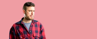 Şüphe ifade, şaşırtmak ve kavramı, belirsiz gelecek merak ediyorum genç yakışıklı adam