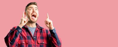 Genç yakışıklı adam mutlu ve yukarı dönük ifade wow jest tezahürat