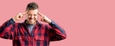 Şüphe ifade, şaşırtmak ve kavramı, belirsiz gelecek merak ediyorum genç yakışıklı adam