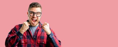 Genç yakışıklı adam mutlu ve heyecanlı kazanan jest ifade. Başarılı ve zafer, zafer kutluyor