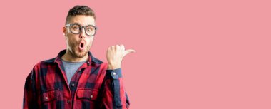 Genç yakışıklı adam mutlu ve yukarı dönük ifade wow jest tezahürat