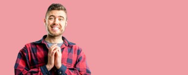 Genç yakışıklı adam kendinden emin ve mutlu aşk büyük bir doğal gülümseme