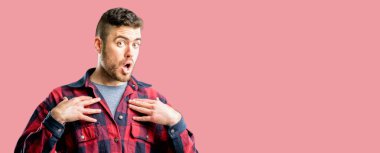 Genç yakışıklı adam mutlu ve ifade wow jest tezahürat