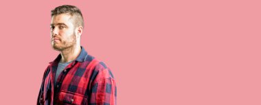 Genç yakışıklı adam kendinden emin ve mutlu kameraya bakarak büyük bir doğal gülümseme ile