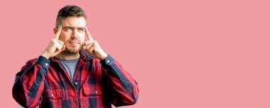 Şüphe ifade, şaşırtmak ve kavramı, belirsiz gelecek merak ediyorum genç yakışıklı adam