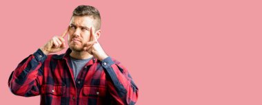 Şüphe ifade, şaşırtmak ve kavramı, belirsiz gelecek merak ediyorum genç yakışıklı adam