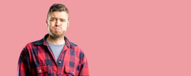 Yüz komik yapma eğleniyor yanakları şişirme yakışıklı delikanlı