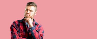 Soru ve şüphe ifade etmek acımak yüz ile düşünceli düşünme genç yakışıklı adam. Çözüm düşünün