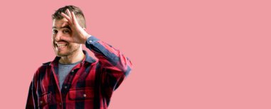 Parmakları Tamam jest olarak kameradan bakıyorsun yakışıklı delikanlı. Dürbün, güzel gözleri ve gülümseme taklit