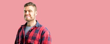 Genç yakışıklı adam kendinden emin ve mutlu bir büyük doğal gülümseme gülmek ile