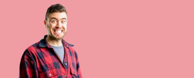 Genç yakışıklı adam kendinden emin ve mutlu büyük bir deli ile smile gülüyor