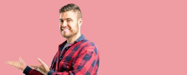 Genç yakışıklı adam kendinden emin ve mutlu bir büyük doğal gülümseme davet ile girmek için