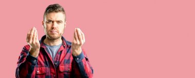 Genç yakışıklı adam kızgın el tipik İtalyan hareketi ile el, kamera için arıyorsunuz