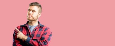 Yakışıklı delikanlı uzak yan parmağıyla işaret