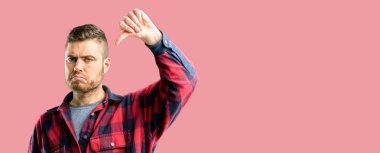 Yakışıklı delikanlı başparmak aşağı sevmemek, negatif ifade ve ret mutsuz iz gösteriliyor