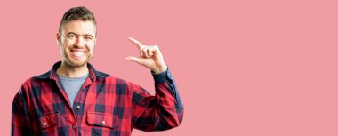 Çok küçük bir şey, tutan genç yakışıklı adam boyut kavramı