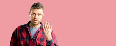 Genç yakışıklı adam sinirli ve öfkeli olumsuz duygu, biriyle rahatsız ifade