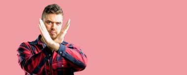 Güvenlik, savunma veya kısıtlama ifade yakışıklı delikanlı dur işareti geçerken eller yapma, Hayır, kötü tutum ile rahatsız