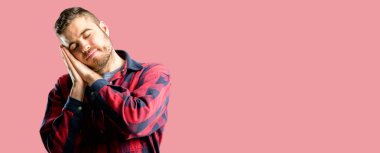 Yorgun ve bıkkın, yakışıklı delikanlı yorgun bir uzun gün overworking nedeniyle