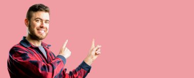 Yakışıklı delikanlı uzak yan parmak ile işaret