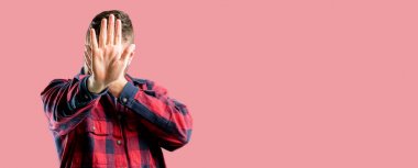 Genç yakışıklı adam stresli ve utangaç baş, yorgun ve sinirli el tutmak