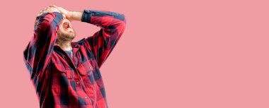 Genç yakışıklı adam stresli tutma eller baş, yorgun ve sinirli