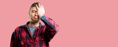 Baş, yorgun ve sinirli genç yakışıklı adam stresli tutmak el