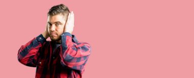 Yakışıklı delikanlı kulakları rahatsız edici gürültü, görmezden kapsayan takılan kulak işitme ses önlemek için. Gürültülü müzik bir sorundur.