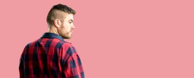 Genç yakışıklı adam arka, arka görüş