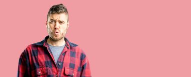 Genç yakışıklı adam mutlu ve ifade wow jest tezahürat