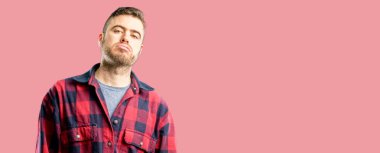 Genç yakışıklı adamla uykulu ifade, çok çalıştırılıyordu ve yorgun