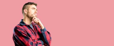 Düşünme ve şüphe ve merak ifade arıyorum genç yakışıklı adam