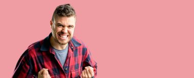 Büyük başarı, güç, enerji ve olumlu duygular ifade genç yakışıklı adam mutlu ve heyecanlı kutluyor zafer. Yeni iş neşeli kutluyor