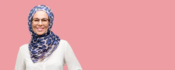 Średnim Wieku Emiraty Muzułmanka Noszenie Hidżabu Pewnie Szczęśliwie Duży Naturalny — Zdjęcie stockowe