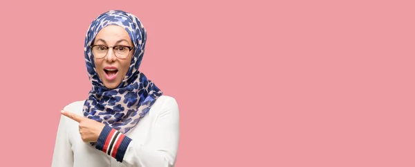 이슬람 손가락으로 가리키는 Hijab를 — 스톡 사진