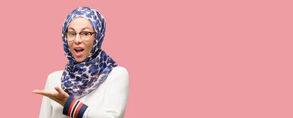 Muslimische Araberin Mittleren Alters Trägt Hijab Und Hält Etwas Der — Stockfoto