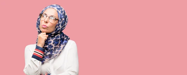 Orta Yaş Müslüman Arap Kadın Giyiyor Hijab Düşünme Şüphe Merak — Stok fotoğraf