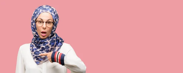 Mujer Árabe Musulmana Mediana Edad Vistiendo Hijab Feliz Sorprendido Animando — Foto de Stock