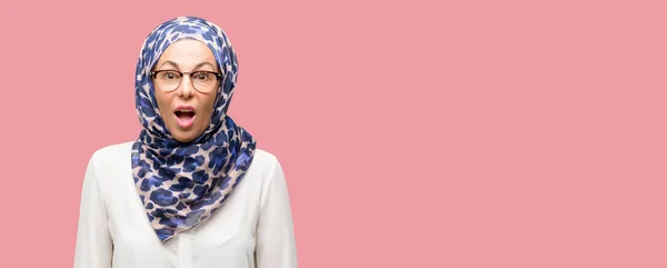 Мусульманська Арабська Жінка Середнього Віку Хіджабі Боїться Шоку Висловлюючи Паніку — стокове фото