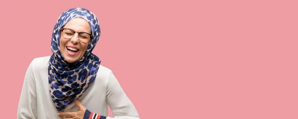 ヒジャーブ自信を持って 自然な笑顔の笑いと幸せを着て中年イスラム教徒アラブ女性 — ストック写真