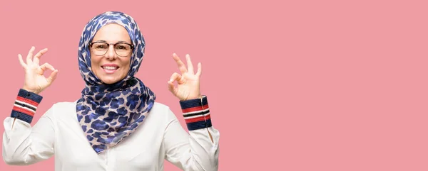 Wanita Arab Muslim Usia Pertengahan Mengenakan Jilbab Melakukan Isyarat Isyarat — Stok Foto