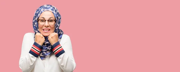 Middelbare Leeftijd Arabische Moslimvrouw Dragen Hijab Bang Nerveus Uiting Van — Stockfoto