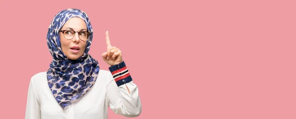 Muslimische Araberin Mittleren Alters Trägt Hijab Glücklich Und Überrascht Jubelnd — Stockfoto