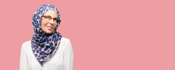 Muslimische Arabische Frau Mittleren Alters Die Hijab Trägt Und Aufblickt — Stockfoto