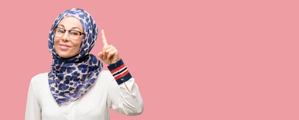 Muslimische Araberin Mittleren Alters Trägt Hijab Mit Erhobenem Finger Die — Stockfoto