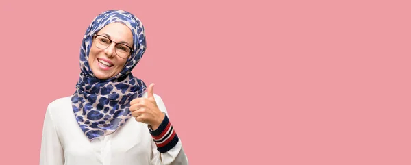 Mulher Árabe Muçulmana Meia Idade Vestindo Hijab Sorrindo Amplamente Mostrando — Fotografia de Stock