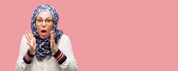 Donna Araba Musulmana Mezza Età Che Indossa Hijab Stressante Tenere — Foto Stock