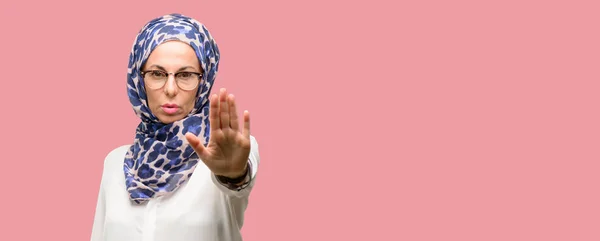 Мусульманська Арабська Жінка Середнього Віку Хіджабі Роздратована Поганим Ставленням Роблячи — стокове фото