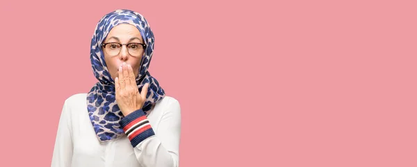 Mujer Árabe Musulmana Mediana Edad Que Usa Hijab Cubre Boca —  Fotos de Stock
